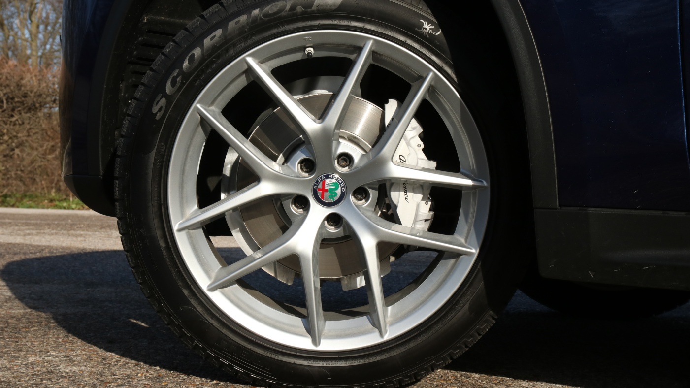 Slideshow Bild - Es müssen nicht immer die Kleeblattfelgen sein. Auch die luftigen Trofeo 20“ Felgen stehen dem Alfa.